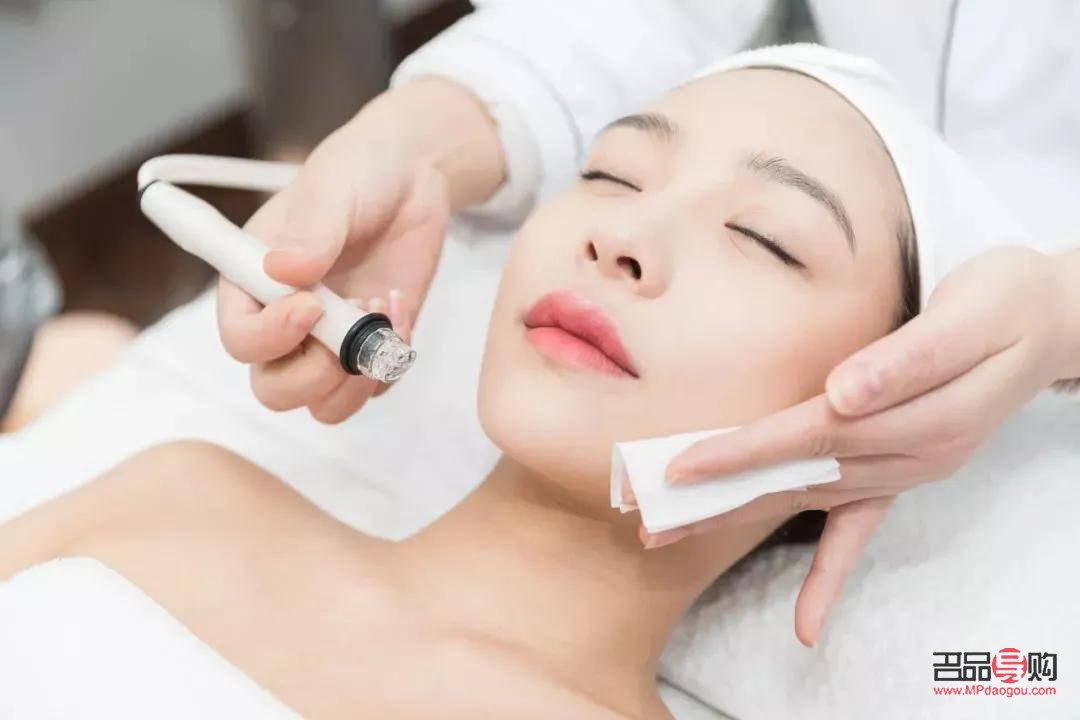 <h3>彩妆粉刺大扫除：肌肤清洁与护理全攻略</h3>