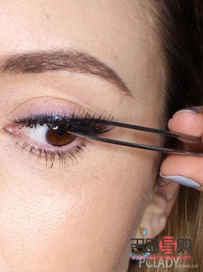 假眼睫毛的贴法大揭秘：轻松打造迷人电眼