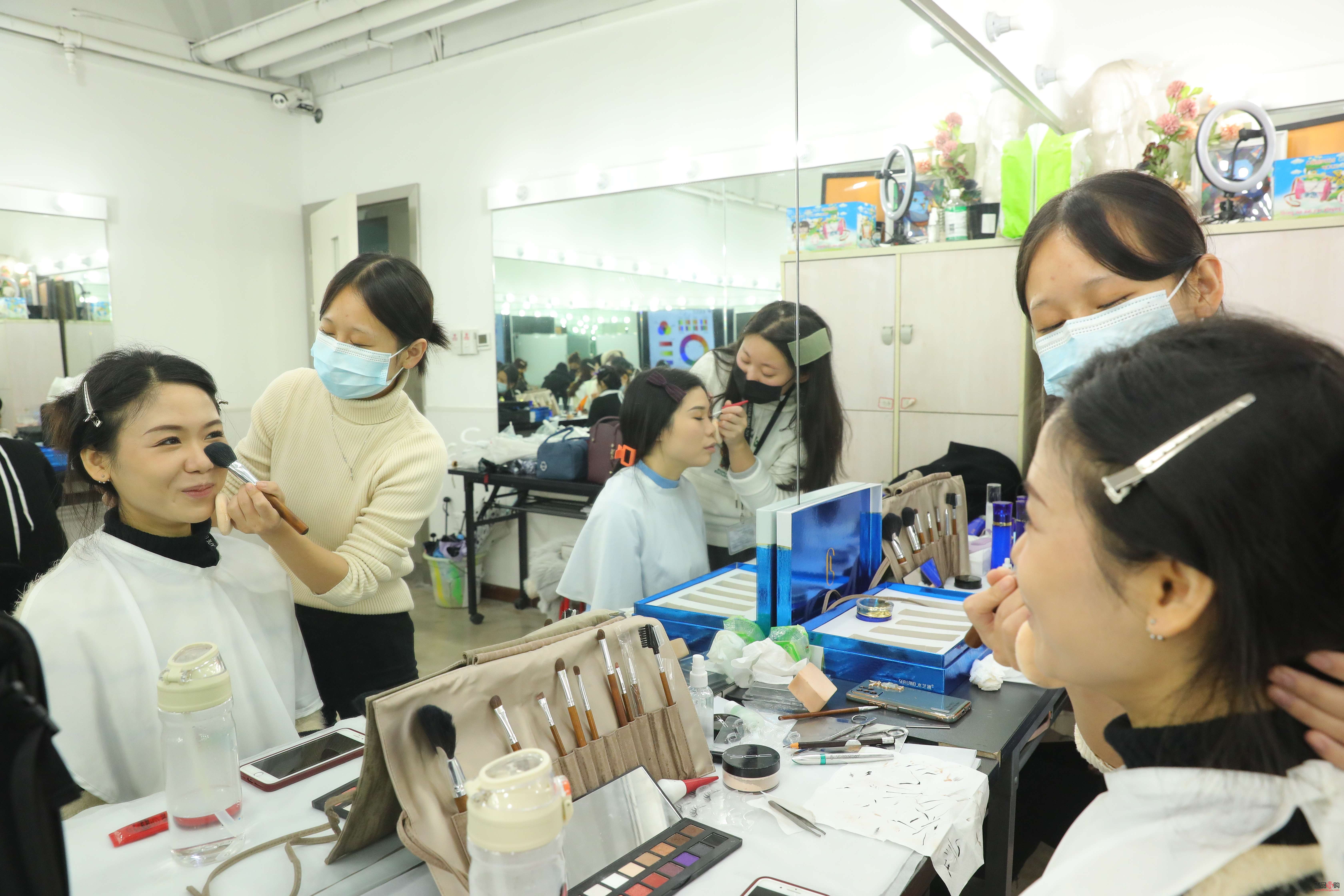 怎么上彩妆课堂(怎么上彩妆课堂呢)