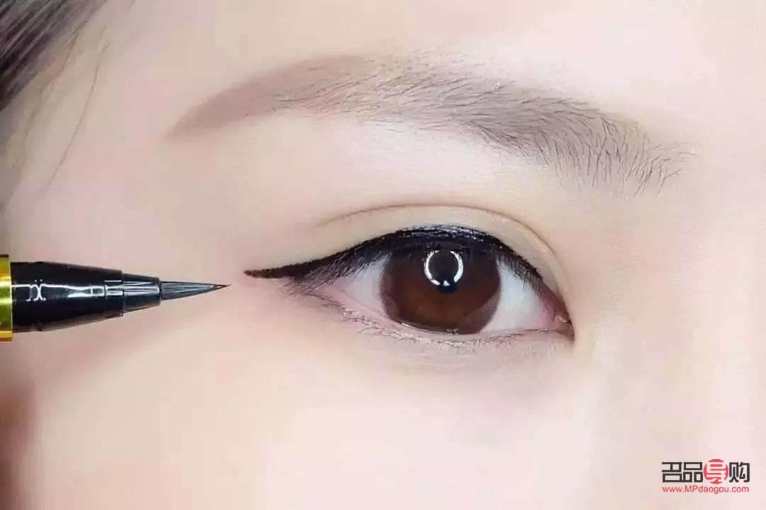 <h3>浓妆眼妆画法指南——打造迷人电眼女神</h3>