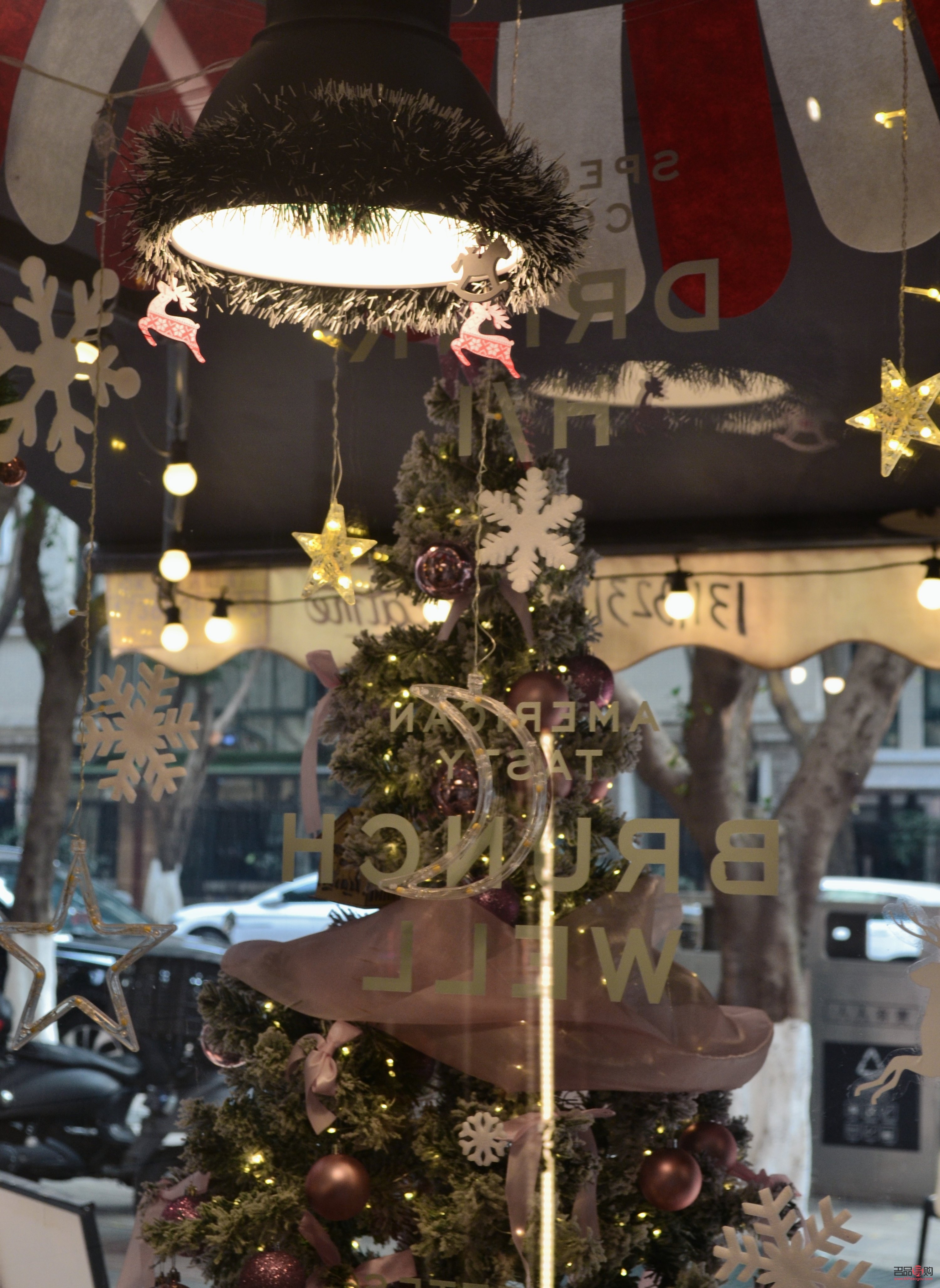 圣诞树上是否能挂礼物？