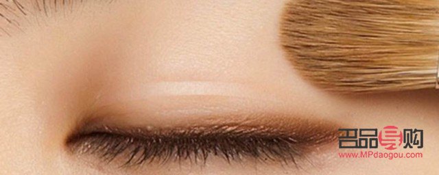 双眼皮胶水在眼妆前还是眼妆后(双眼皮胶水在眼妆前还是眼妆后用)