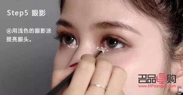 <h3>淡妆可以不画眼影吗</h3>