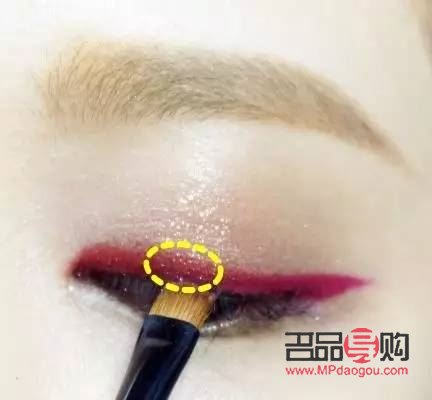 打造迷人眼妆，掌握这些步骤你就成功了！