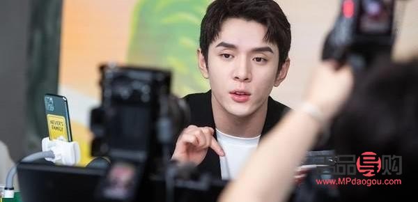 <h3>彩妆反思：探索、实践与成长</h3>