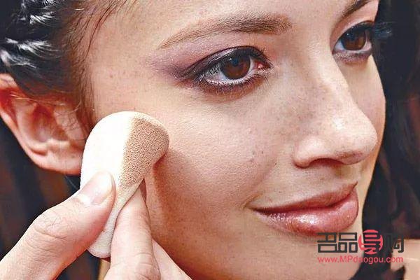 如何洗去彩妆(如何洗去彩妆的污渍)