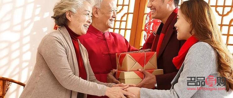 <h3>长辈请吃饭，如何选择一份贴心礼物？</h3>