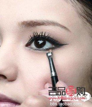 眼妆手法大揭秘：打造迷人电眼的秘诀