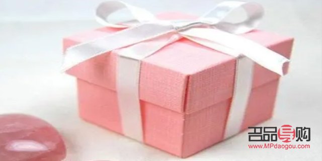 怎么拿彩纸包装礼物(怎么拿彩纸包装礼物视频)