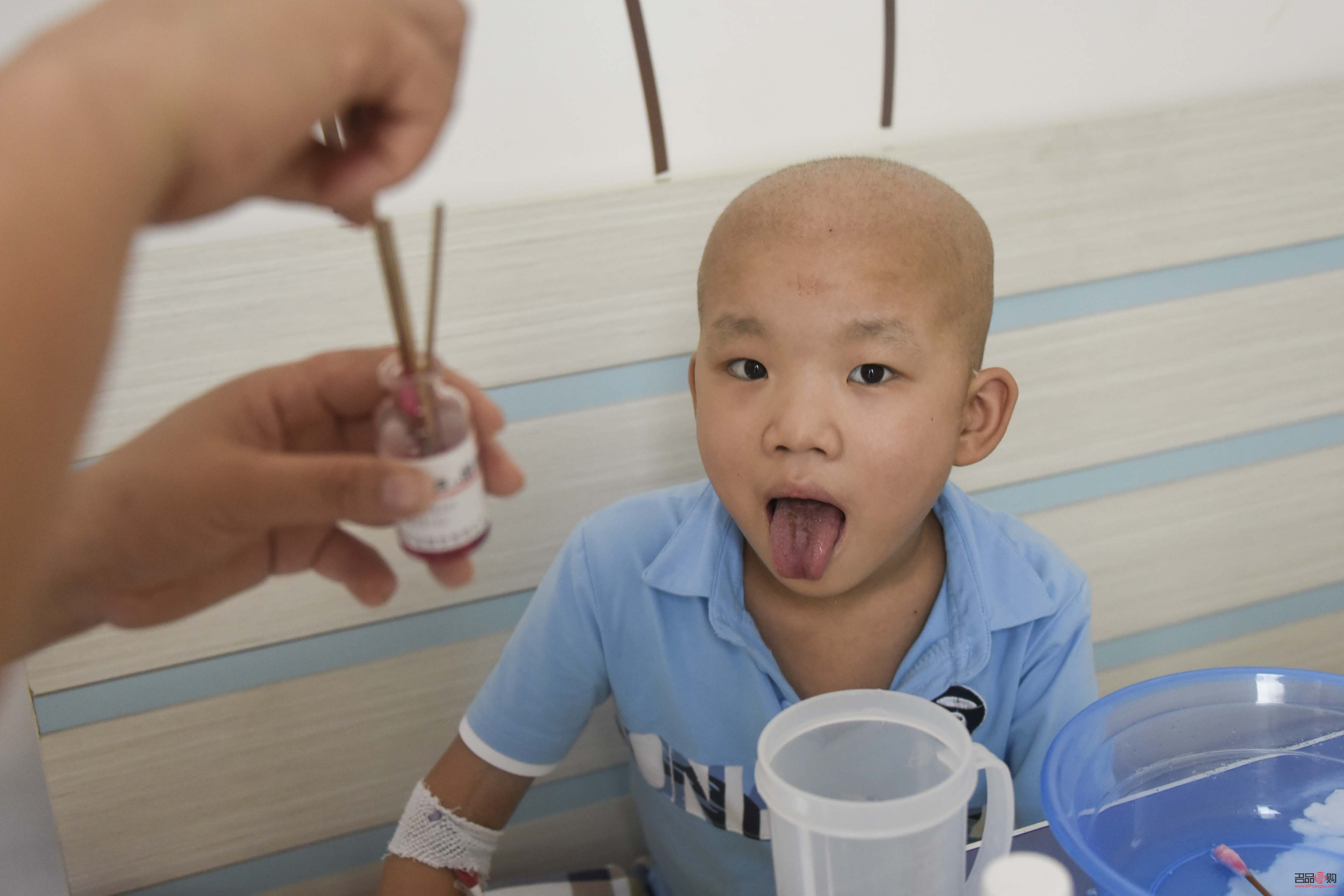 眼睛被打了一下看不清楚怎么回事(眼睛被打了一下看不清楚怎么回事儿)