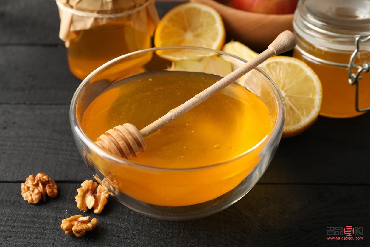 蜂蜜美容要兑什么(蜂蜜美容要兑什么水喝)