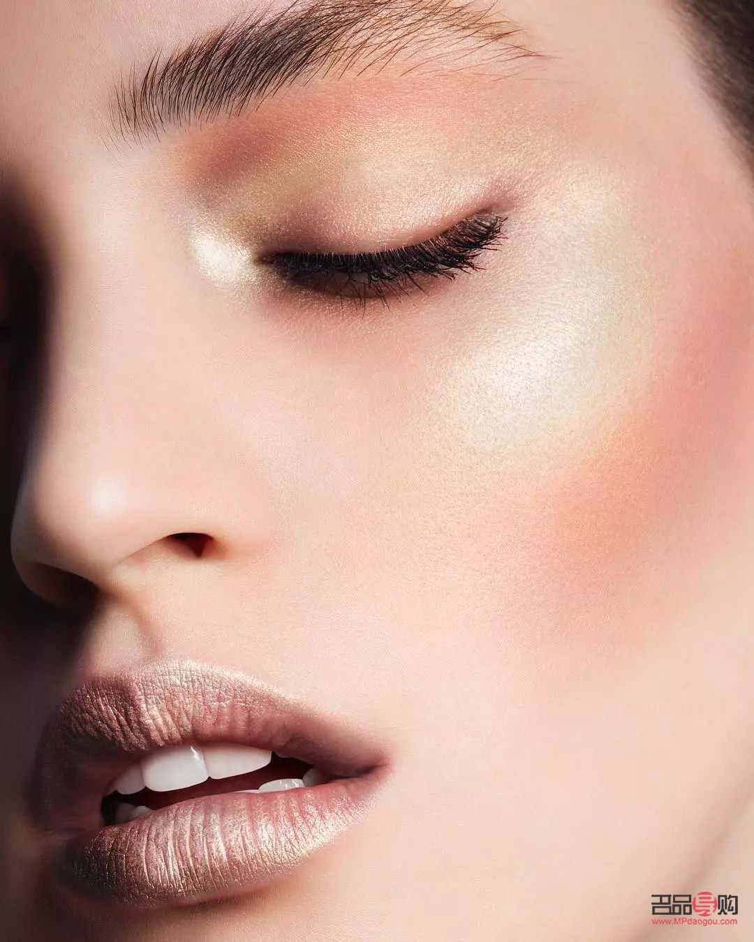 彩妆怎么提亮(彩妆怎么提亮肤色)