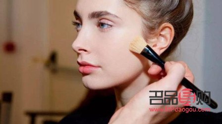 彩妆怎么打光(彩妆怎么打光滑)