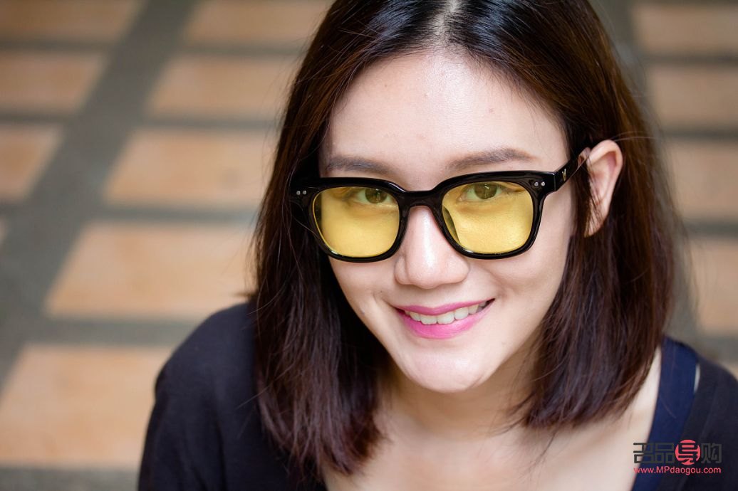 圆形脸适合戴什么眼镜