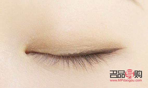 <h3>眼线液画眼线教程：打造魅力电眼的秘密武器</h3>