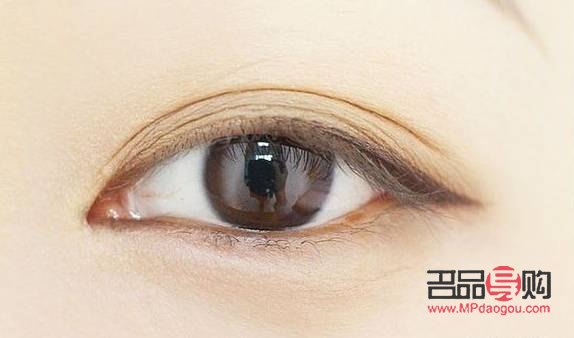 <h3>眼线液画眼线教程：打造魅力电眼的秘密武器</h3>