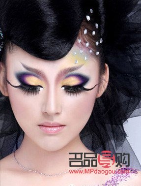 <h3>出格彩妆搭配秘籍：打造独特魅力的时尚妆容</h3>