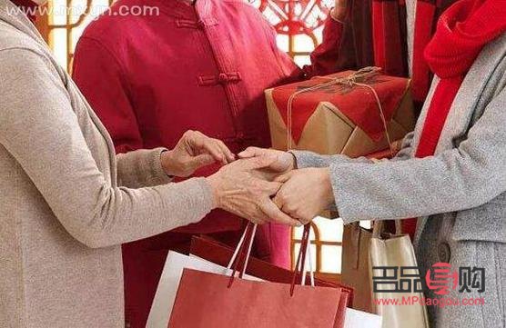 女人梦见送人礼物好吗(女人梦见送人礼物好吗什么意思)