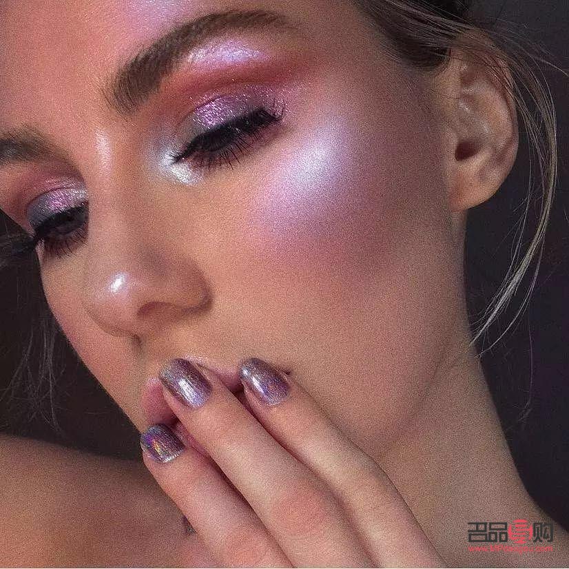 彩妆绘制极光之秘：掌握技巧，闪耀光彩照人