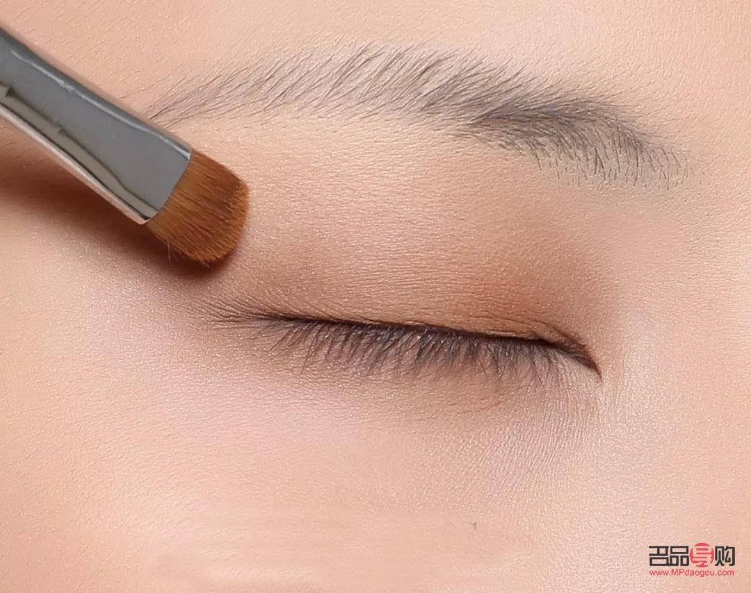 天生上眼皮肿怎么消除(天生上眼皮肿怎么消除常见方法)