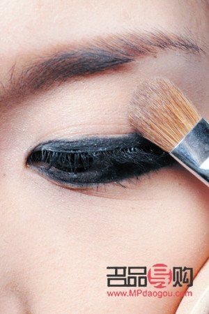 眼妆的正确步骤是什么(眼妆的正确步骤是什么意思)