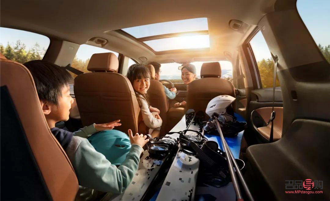 <h3>车上送礼物给孩子，温馨之举还是安全隐患？</h3>