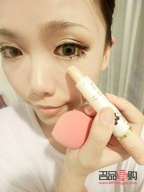 如何给男生化彩妆(如何给男生化彩妆教程)