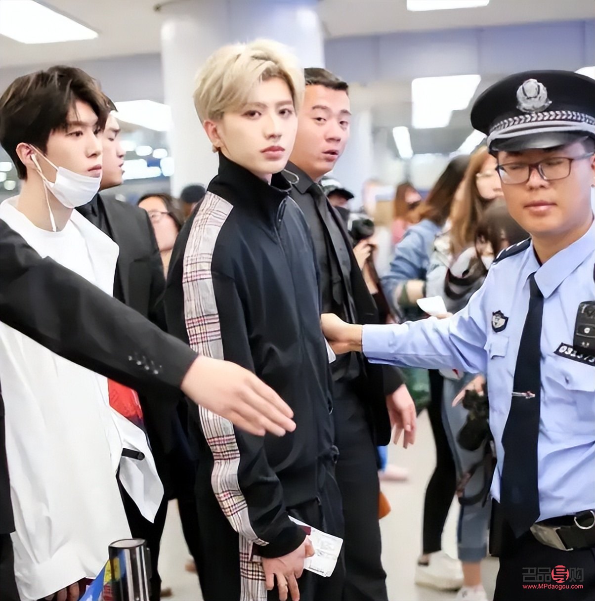 怎么分别彩妆刷子(彩妆刷的辨别方法)