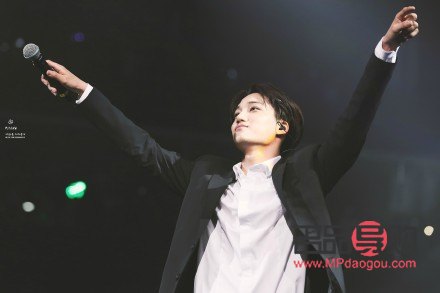 <h3>刘维的深情献礼：一份特别的母亲节礼物</h3>