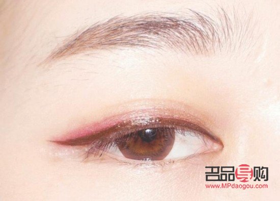 <h3>眼影大地色：自然之美，诠释深邃眼眸</h3>