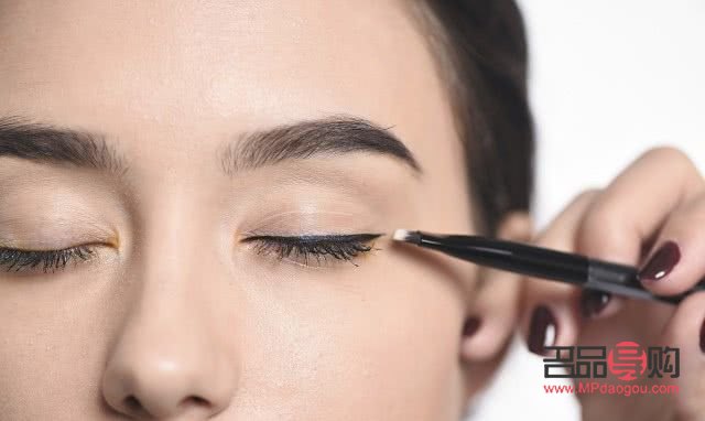 先画眼线还是先画眼影(先画眼线还是先画眼影?) 先画眼线还是先画眼影(先画眼线还是先画眼影?)
