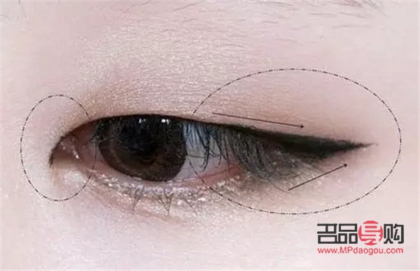 <h3>单眼皮女生如何画眼妆？初学者必看的眼妆教程</h3>
