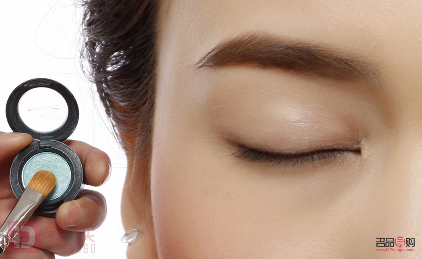 <h3>掌握眼影技巧，轻松打造迷人电眼</h3>