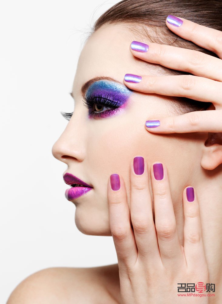 <h3>彩妆后如何巧妙定妆，让妆容持久动人</h3>