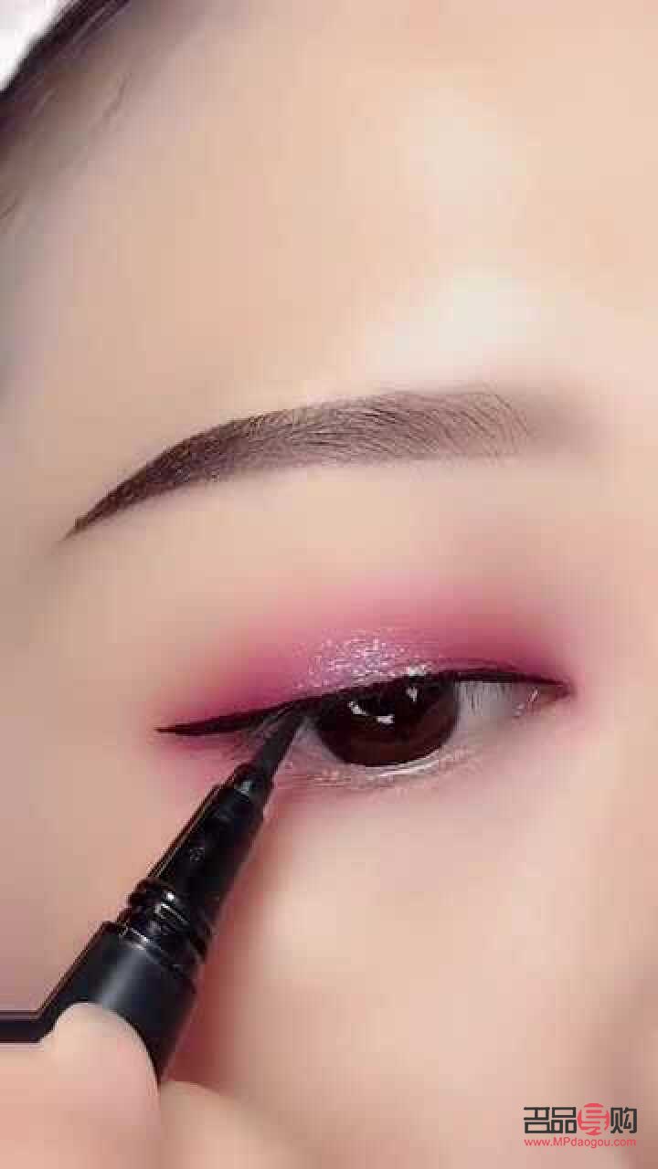 怎样画一个漂亮的眼妆(怎样画一个漂亮的眼妆呢)