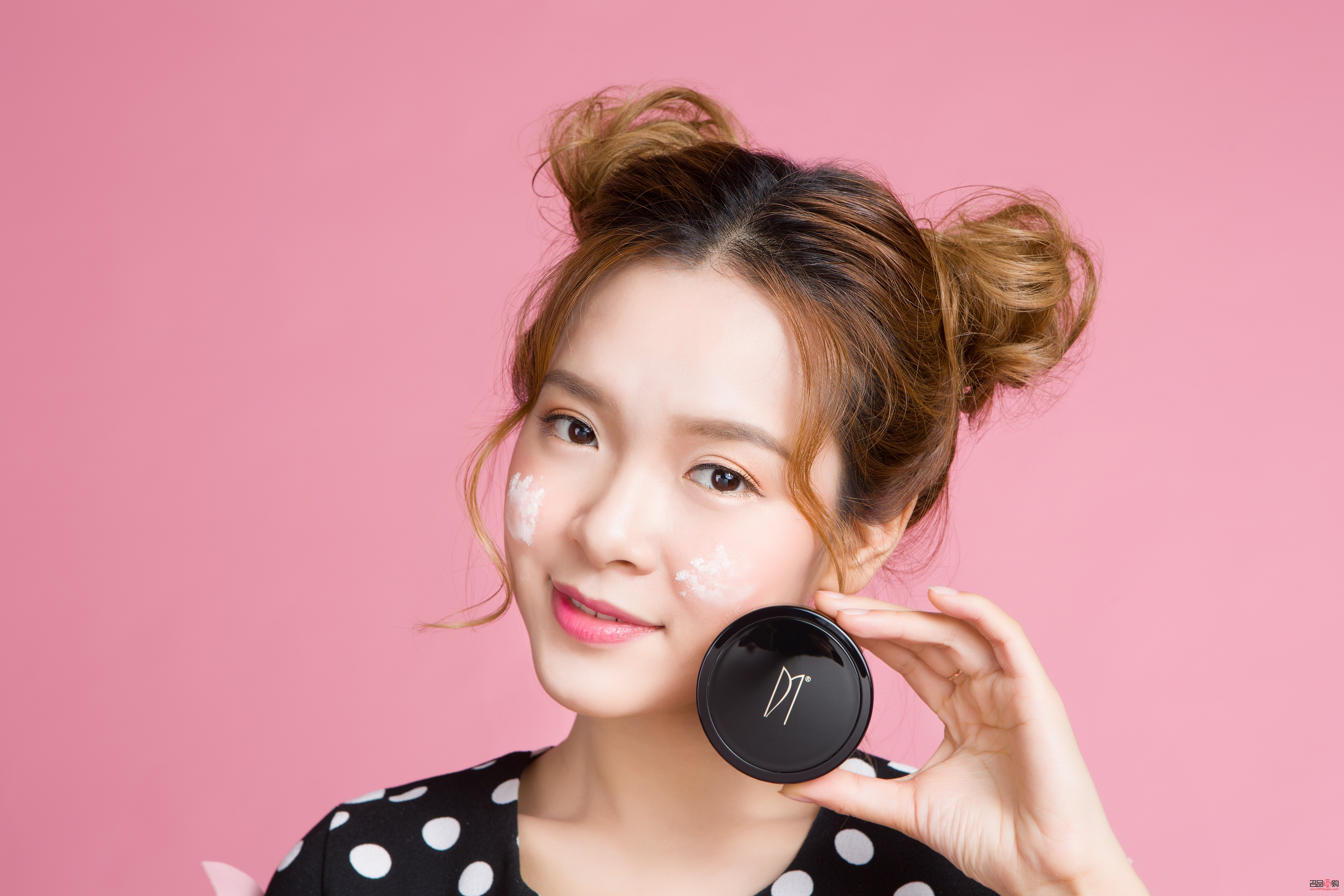 <h3>掌握定妆技巧，让彩妆持久绽放</h3>