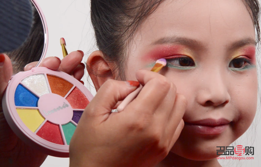 小孩眼影的画法(小孩眼影的画法视频教程) 小孩眼影的画法(小孩眼影的画法视频教程)