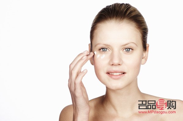 <h3>青春岁月中的眼袋困扰:15岁少年为何会遭遇此问题?</h3> <h3>青春岁月中的眼袋困扰:15岁少年为何会遭遇此问题?</h3>