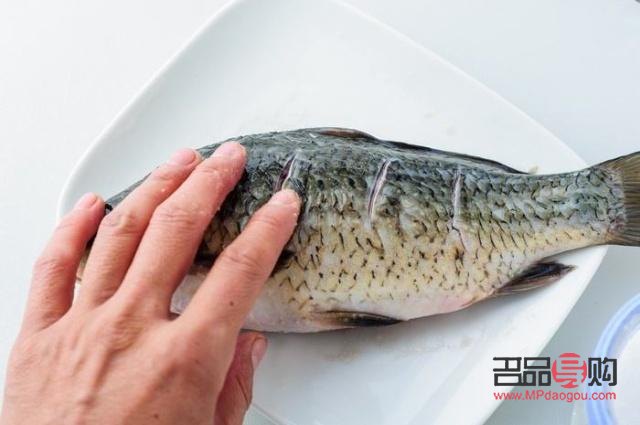 身体干燥破皮怎么护理(身体干燥破皮怎么护理好)