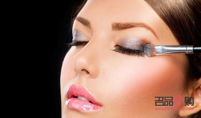 <h3>眼睛怎样化妆显年轻</h3>