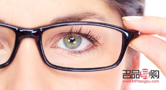 女子眼睛里取出27个隐形眼镜