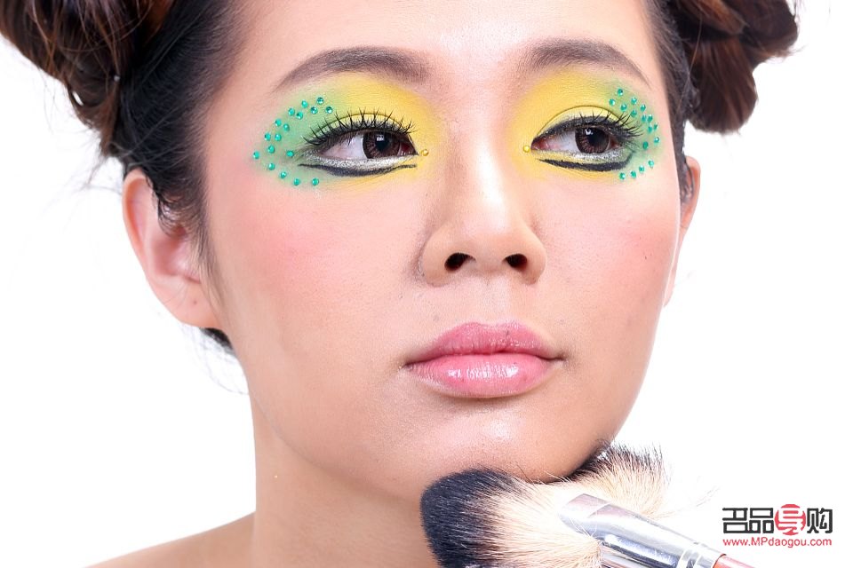 怎么学画彩妆视频(怎么学画彩妆视频教程)