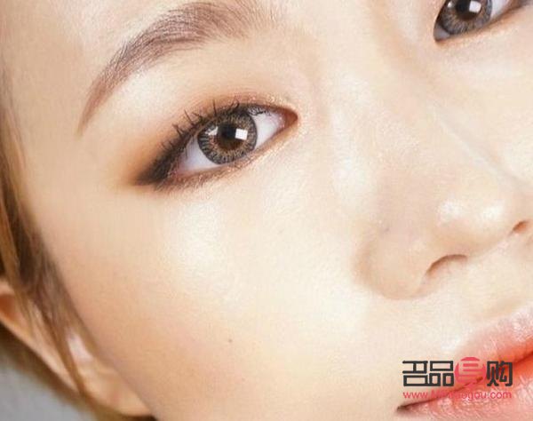 彩妆技巧大揭秘：如何压平眼睛打造迷人妆容