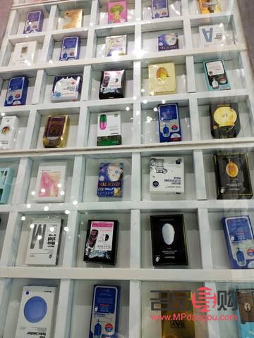 <h3>彩妆店面膜怎么挂</h3>