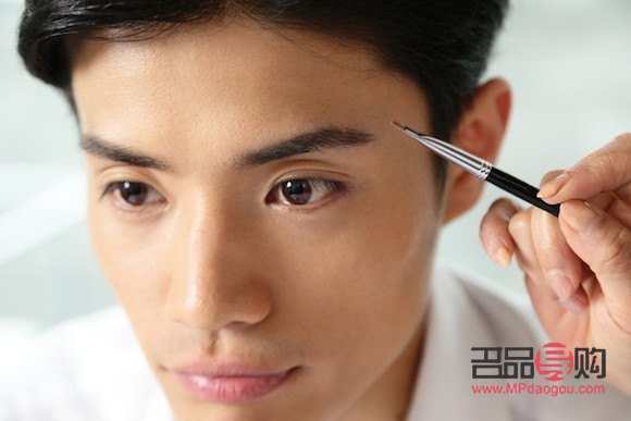 男生彩妆该怎么画(男生彩妆该怎么画图片)