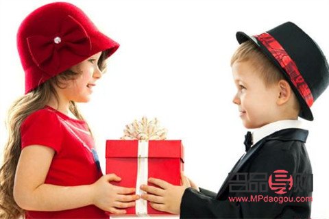 男人问我想要什么礼物，我如何巧妙回应？