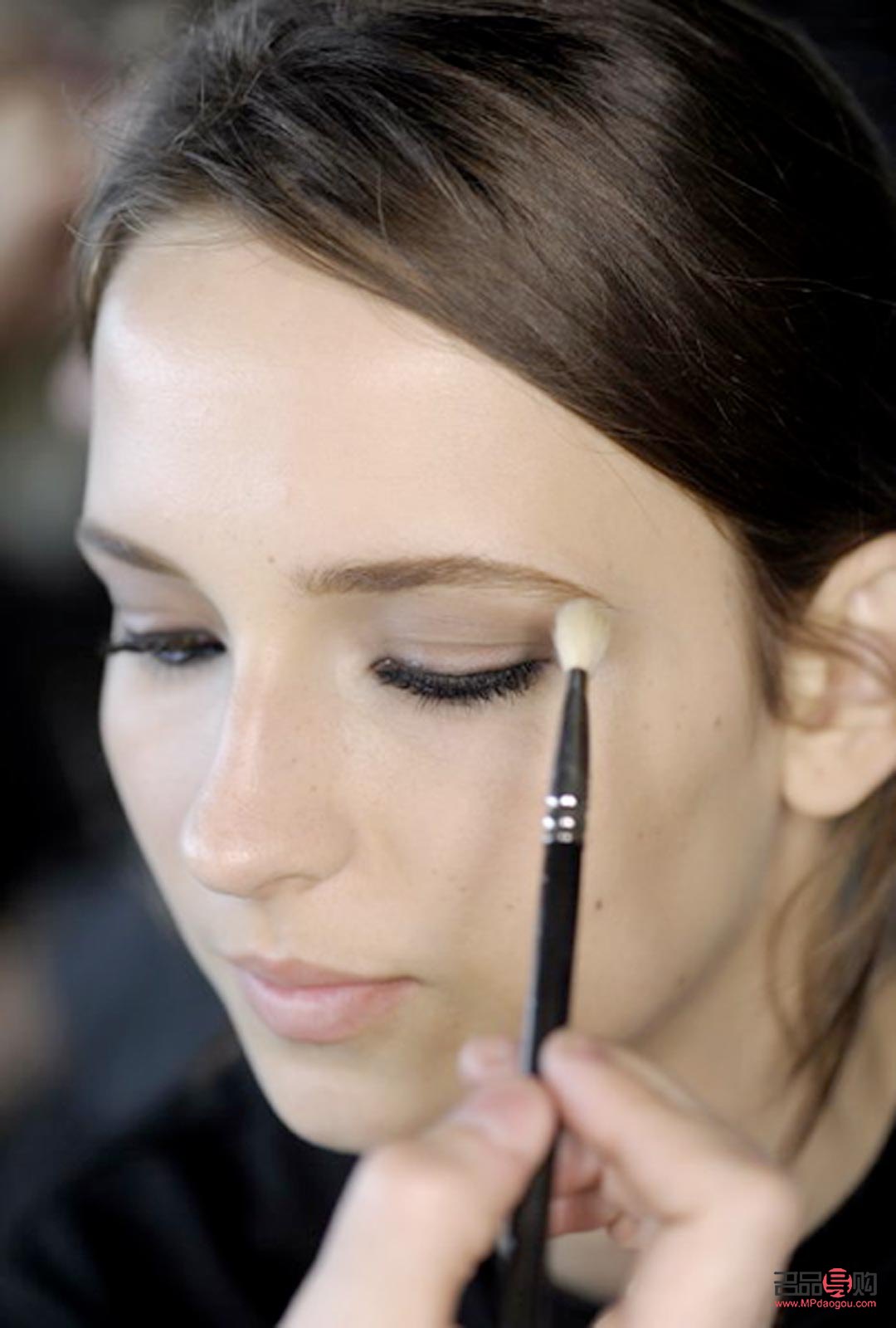 <h3>眼线定义与探析:美妆界的神秘利器</h3> <h3>眼线定义与探析:美妆界的神秘利器</h3>