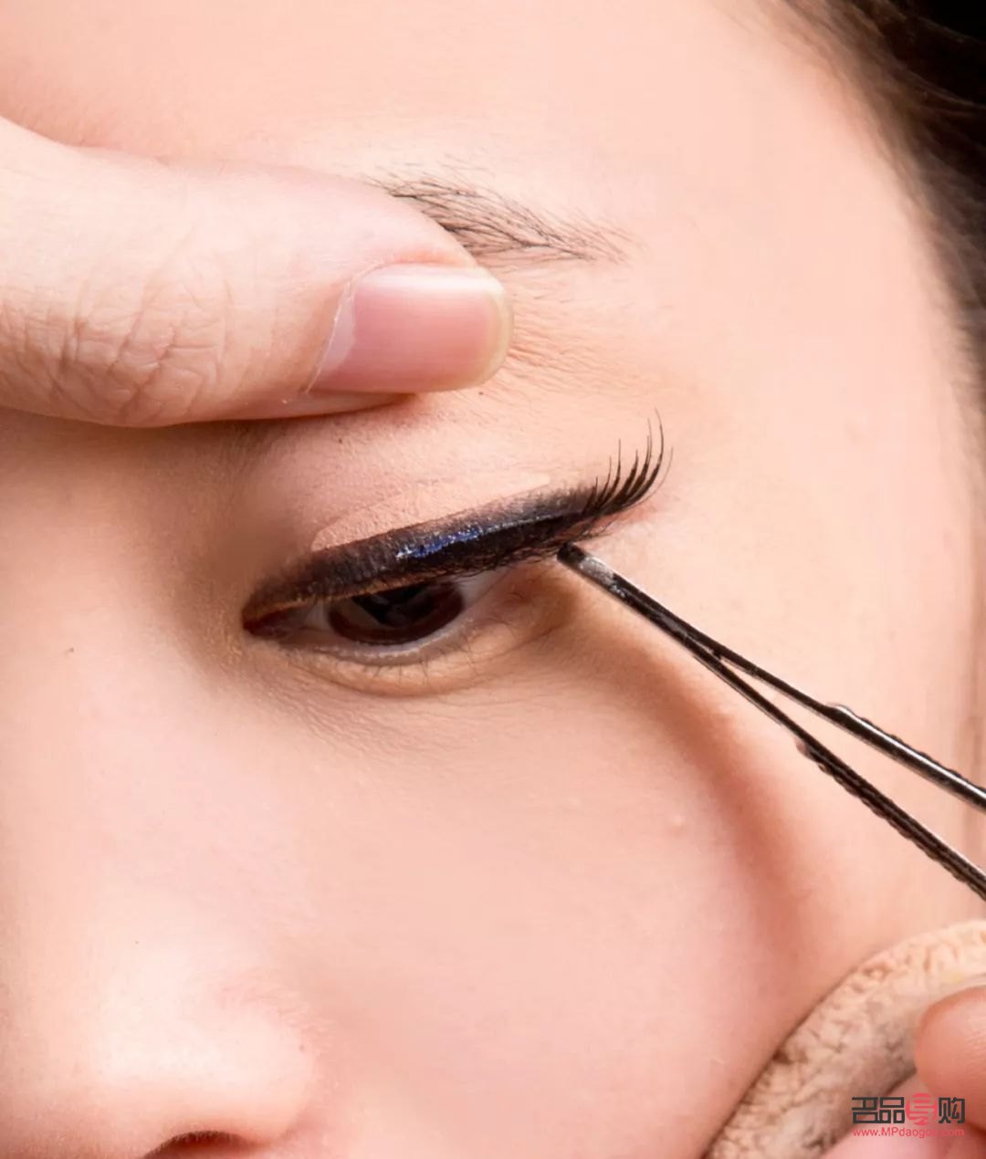 眼睫毛怎么贴(眼睫毛怎么贴在眼睛睫毛方法图片) 眼睫毛怎么贴(眼睫毛怎么贴在眼睛睫毛方法图片)