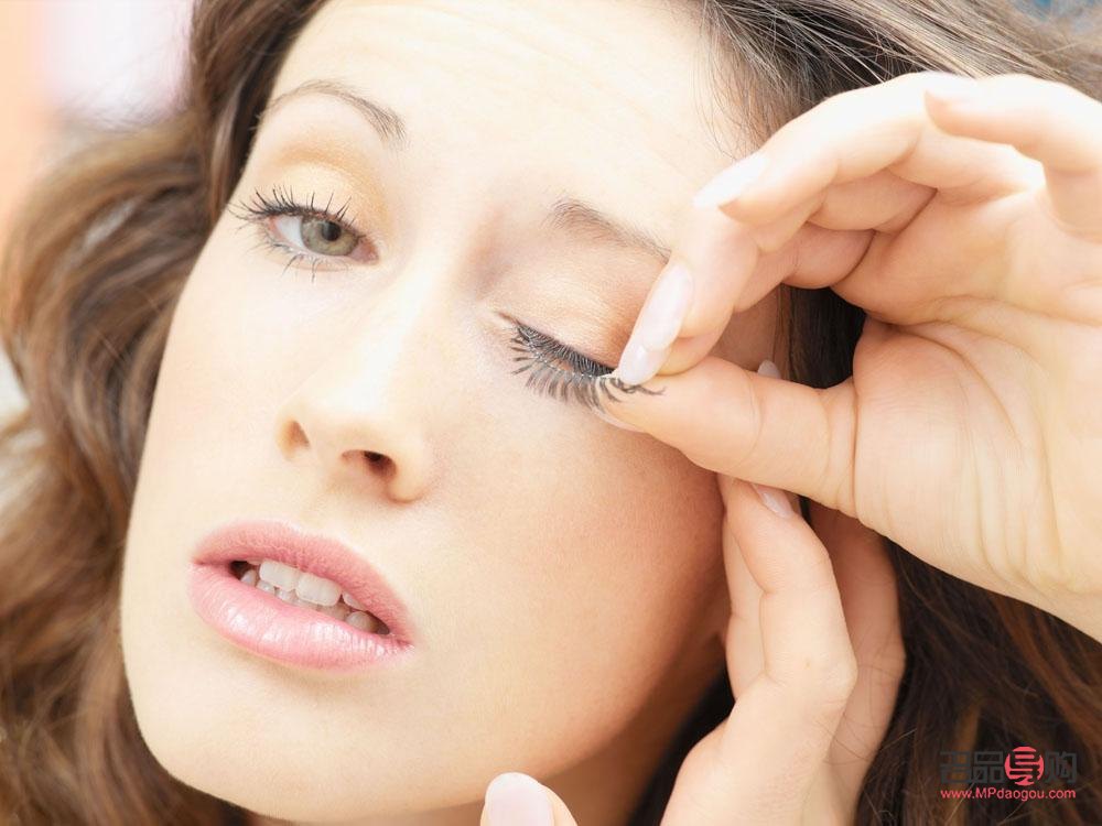 眼睫毛怎么贴(眼睫毛怎么贴在眼睛睫毛方法图片)