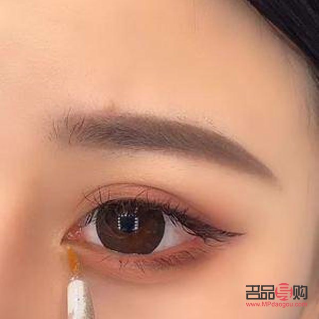 卧蚕眼妆怎么画法视频讲解(卧蚕眼妆怎么画法视频讲解教程)